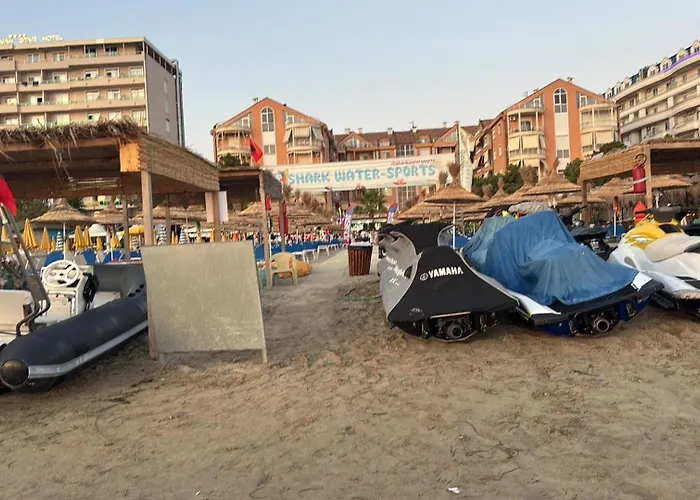 Lydia's Place By The Апартаменты Голем